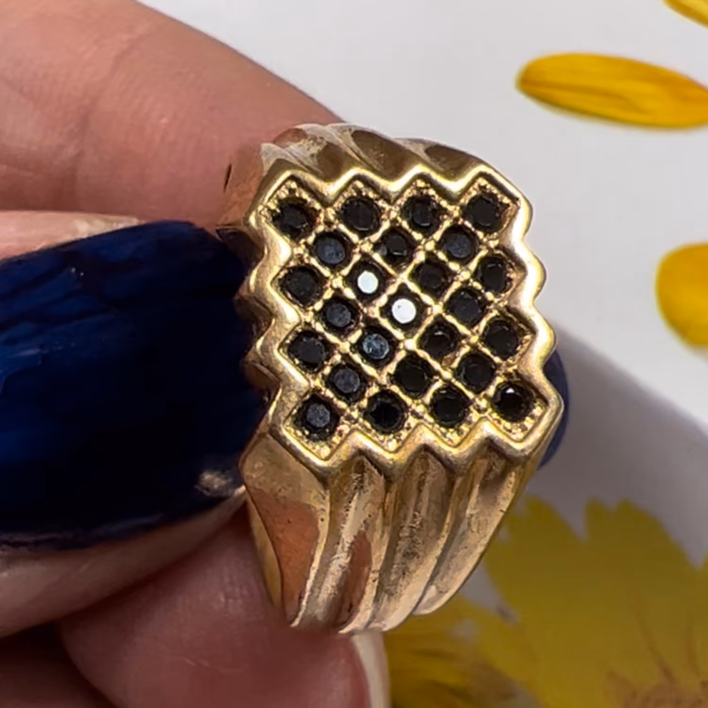 انگشتر مردانه نگین  مشکی طلاروس سایز 7 دور رینگ مسی طلایی  به شش و نیم س میخوره