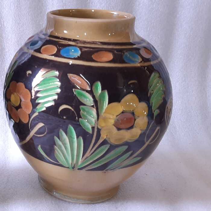 گلدان سفالی زمینه مشکی