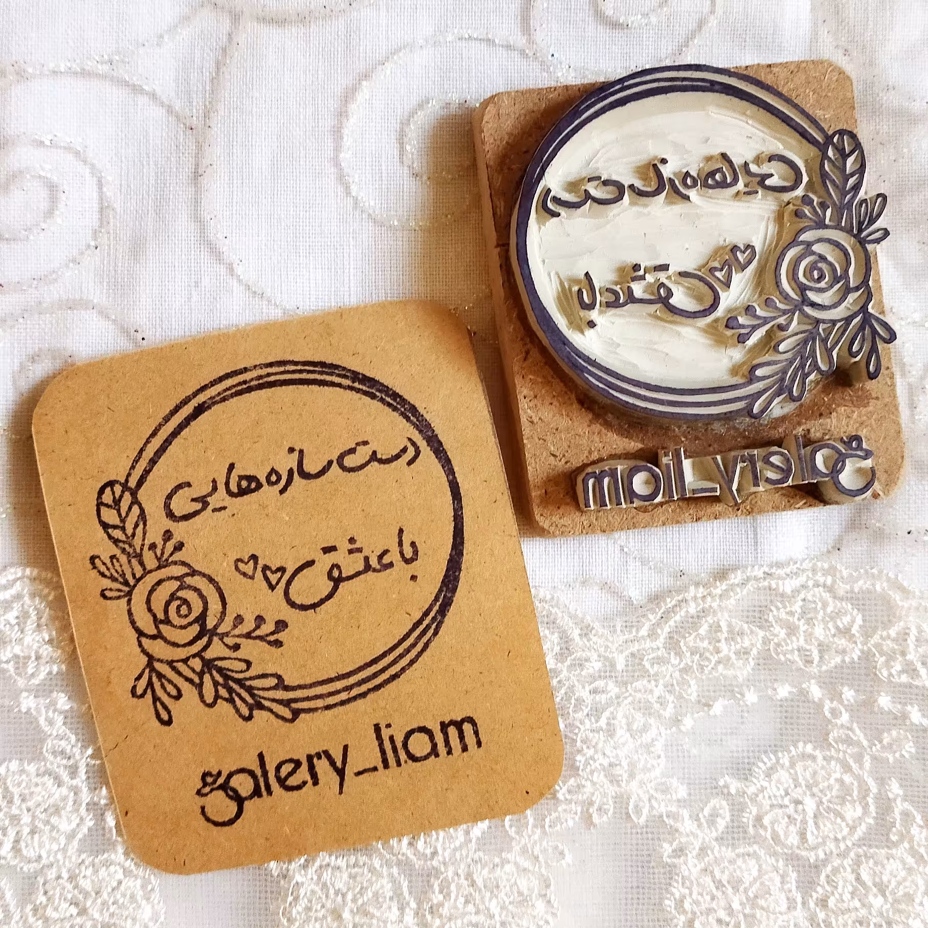 مهر دستساز کادر گل دار با متن دست سازه هایی با عشق قلب با متن دلخواه مناسب زیبا کردن بسته بندی ساخت تگ با آیدی دلخواه