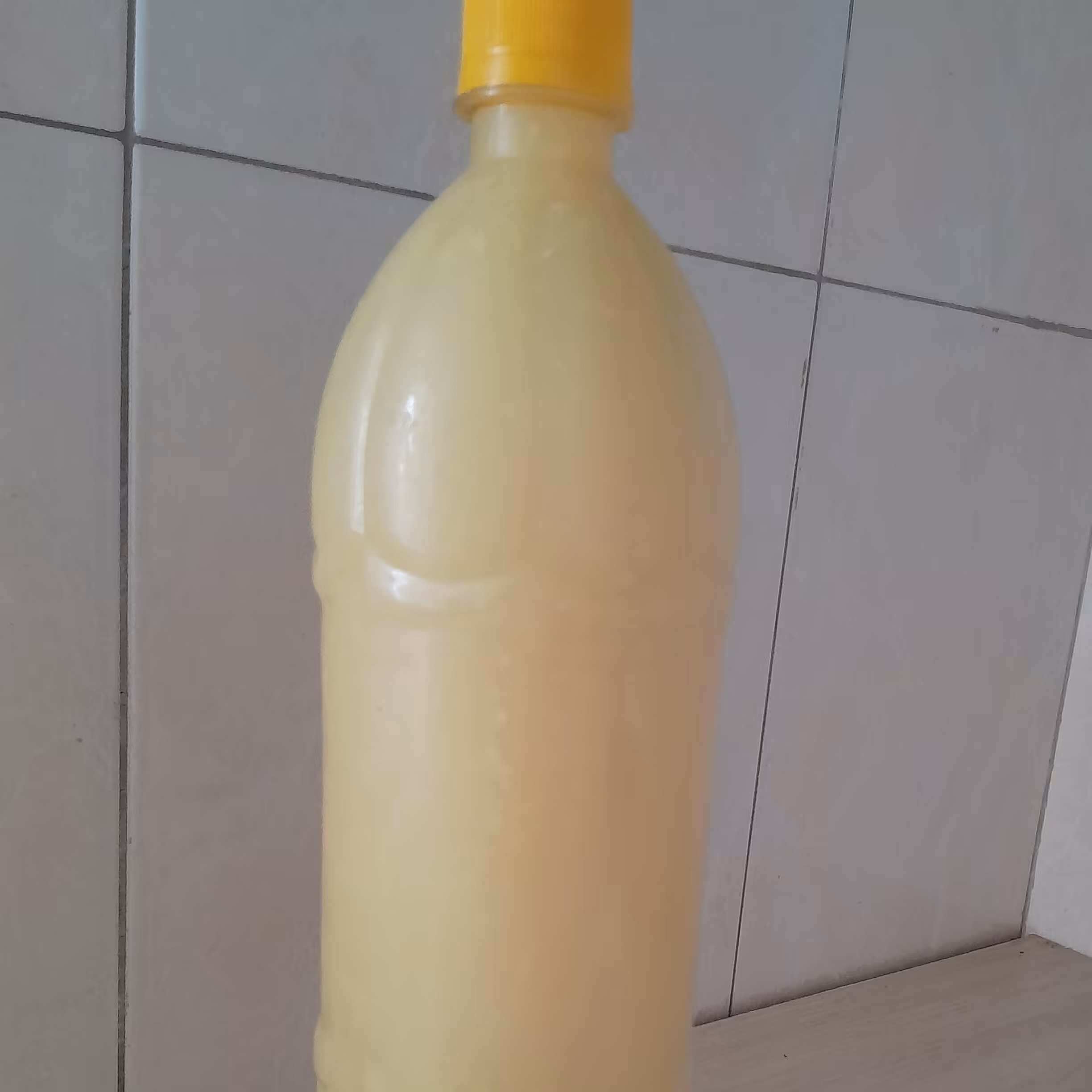 آبلیمو طبیعی خانگی  یک ونیم لیتری  تهیه شده  از بهترین لیمو کاملا بهداشتی و ارگانیک  پالپ دار