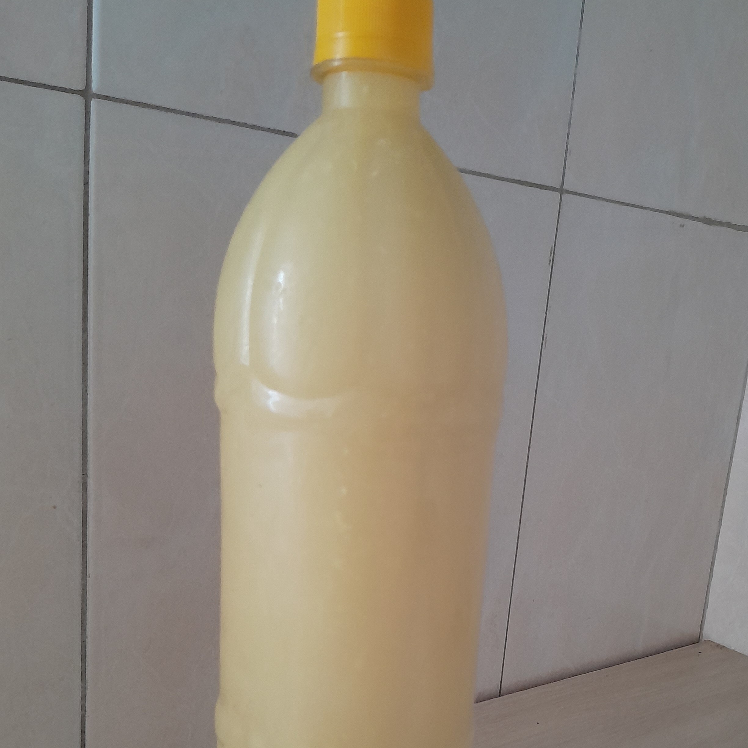 آبلیمو طبیعی خانگی یک ونیم لیتری تهیه شده از بهترین لیمو کاملا بهداشتی و ارگانیک پالپ دار