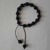 دستبند اسپرت شیک. با مهره سیاه مات و مهره ریز براق. با قفل کشویی قابل تنظیم. 