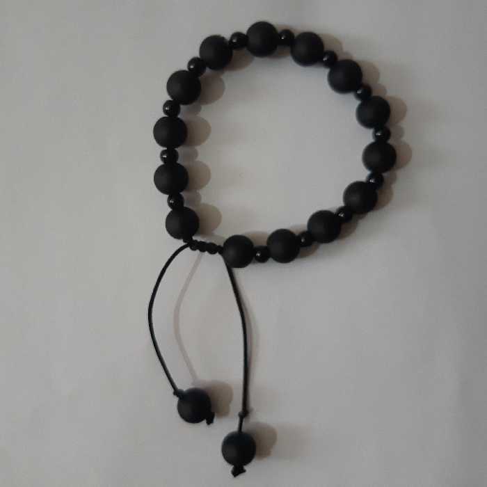 دستبند اسپرت شیک. با مهره سیاه مات و مهره ریز براق. با قفل کشویی قابل تنظیم. 