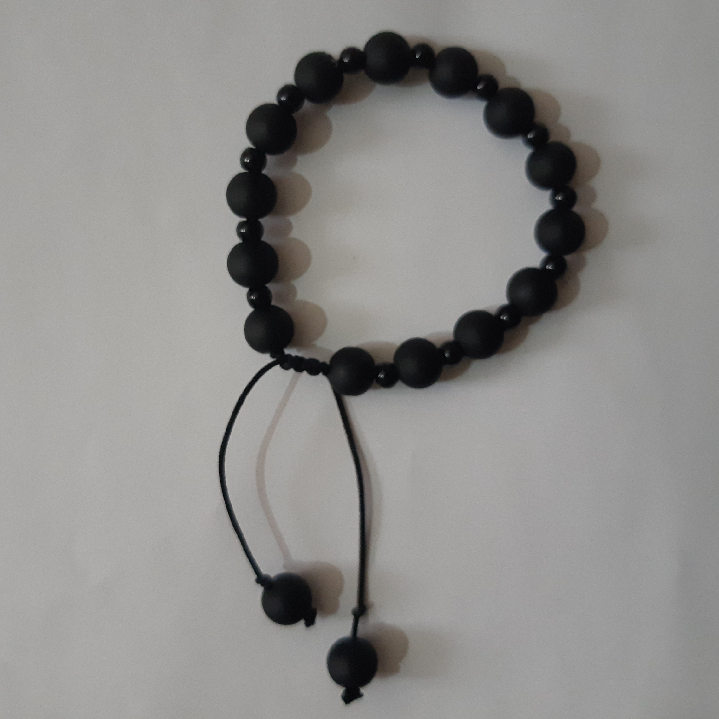 دستبند اسپرت شیک. با مهره سیاه مات و مهره ریز براق. با قفل کشویی قابل تنظیم. 