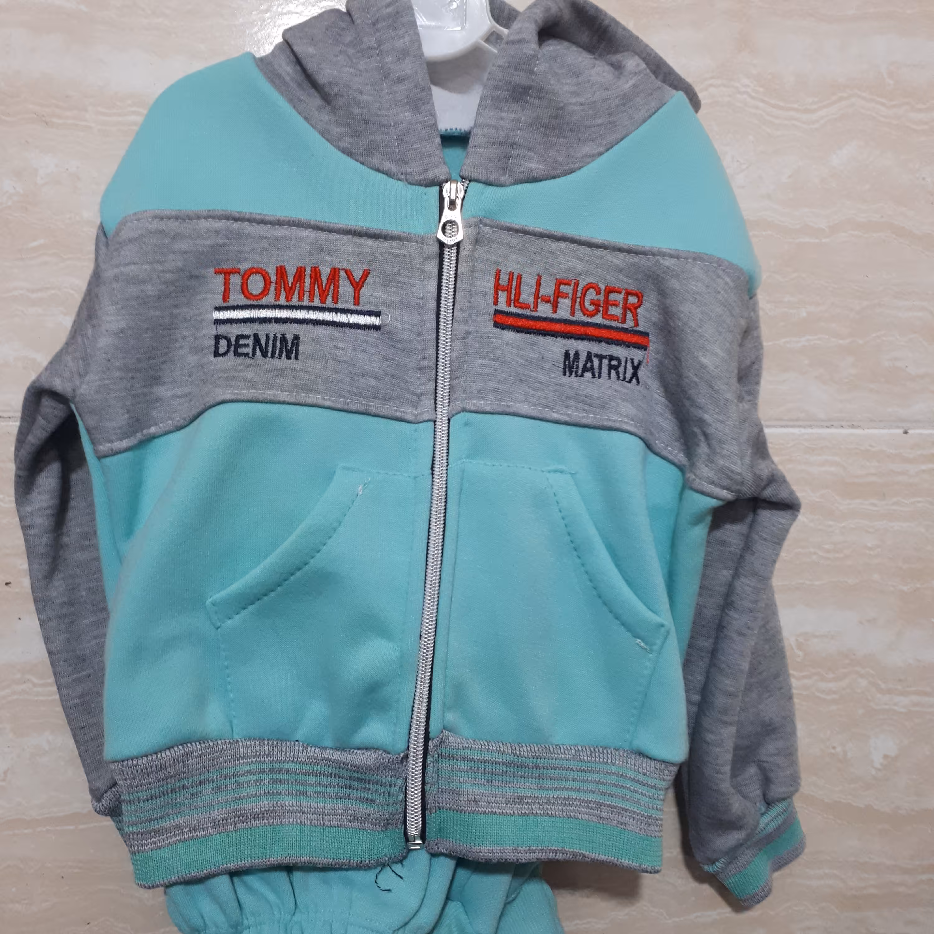 سوییشرت وشلوارتوکرکی پسرانه ترکیبی  از دورنگ ملانژ و رنگهای قرمزوآبی وفیروزه ای