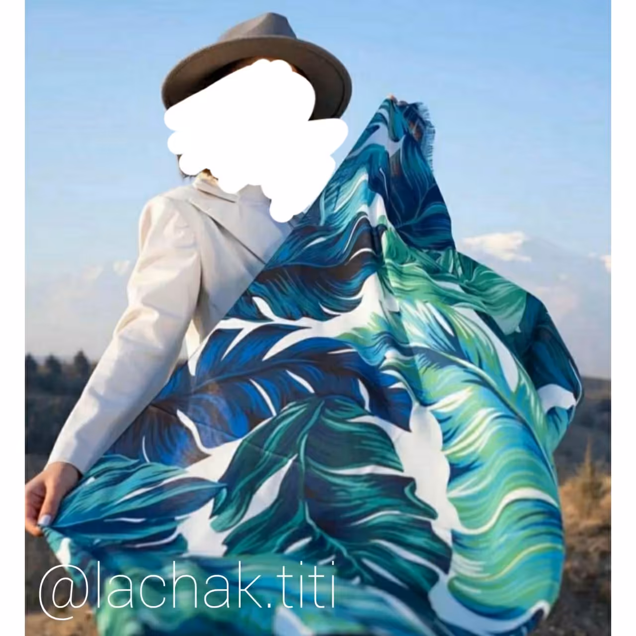 شال نخی هاوایی سبز و ابی،
رنگ اصلی عکس دوم ..منگوله نداره