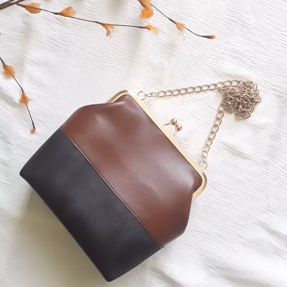 کیف دهانه فلزی چرمی، دهانه 19 سانتی، رنگ مشکی قهوه ای، قابل اجرا در ترکیب رنگ های مختلف