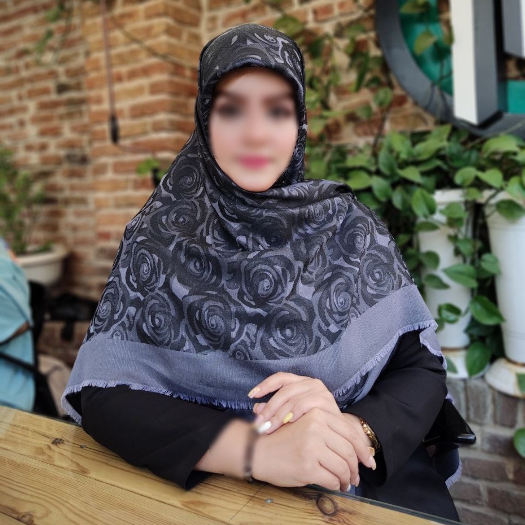 روسری دورو لمه دار وارداتی نخ ابریشم ژاکارد قواره 140 رنگ ذغالی آبی طرح گل رز