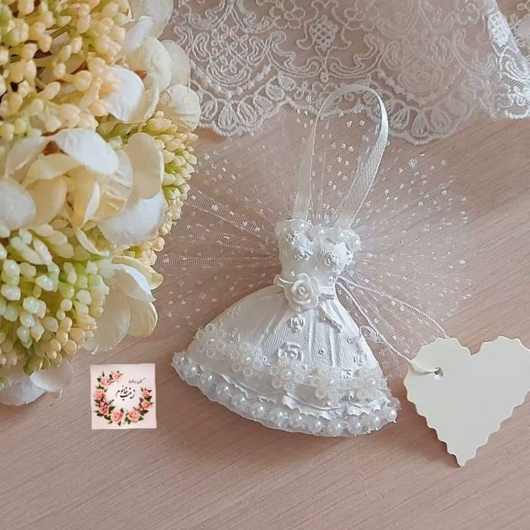 گیفت عروسی مجسمه لباس عروس رنگ سفید سایز متوسط وضعیت موجود 