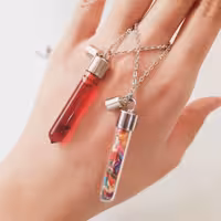 ست اقتصادی  دوتایی مگنتی شیشه ای عشق  همراه با  زنجیر استیل و دست های  مگنتی  استیل  و دارای قابلیت  تعویض محتوی شیشه ها