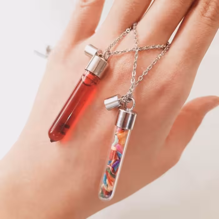 ست اقتصادی  دوتایی مگنتی شیشه ای عشق  همراه با  زنجیر استیل و دست های  مگنتی  استیل  و دارای قابلیت  تعویض محتوی شیشه ها