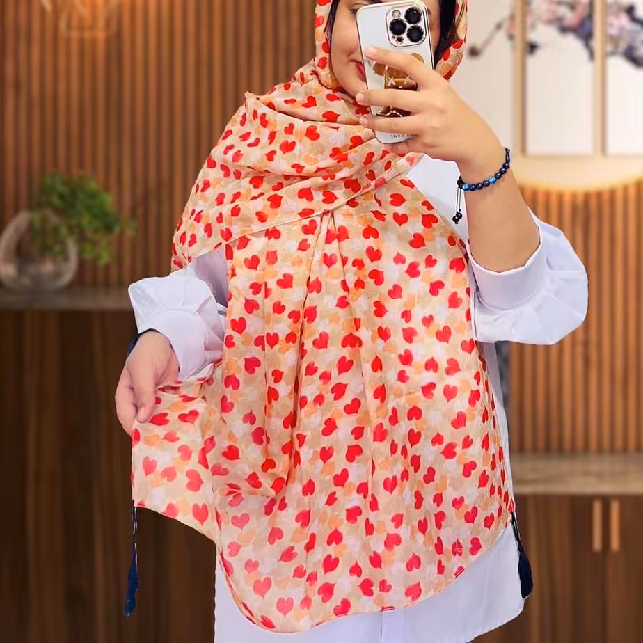 شال نخی منگوله دار قلب قرمز