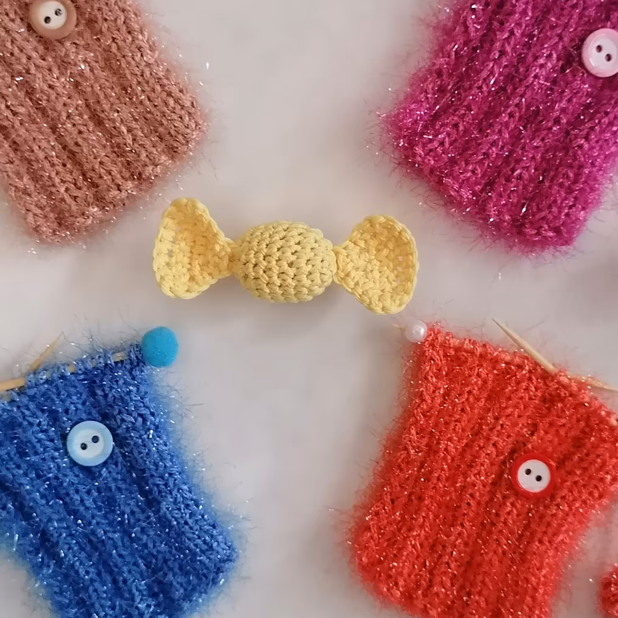  مگنت مناسب درب یخچال و فریزر طرح بلوز در رنگهای بنفش و نسکافه ای وآبی و نارنجی 