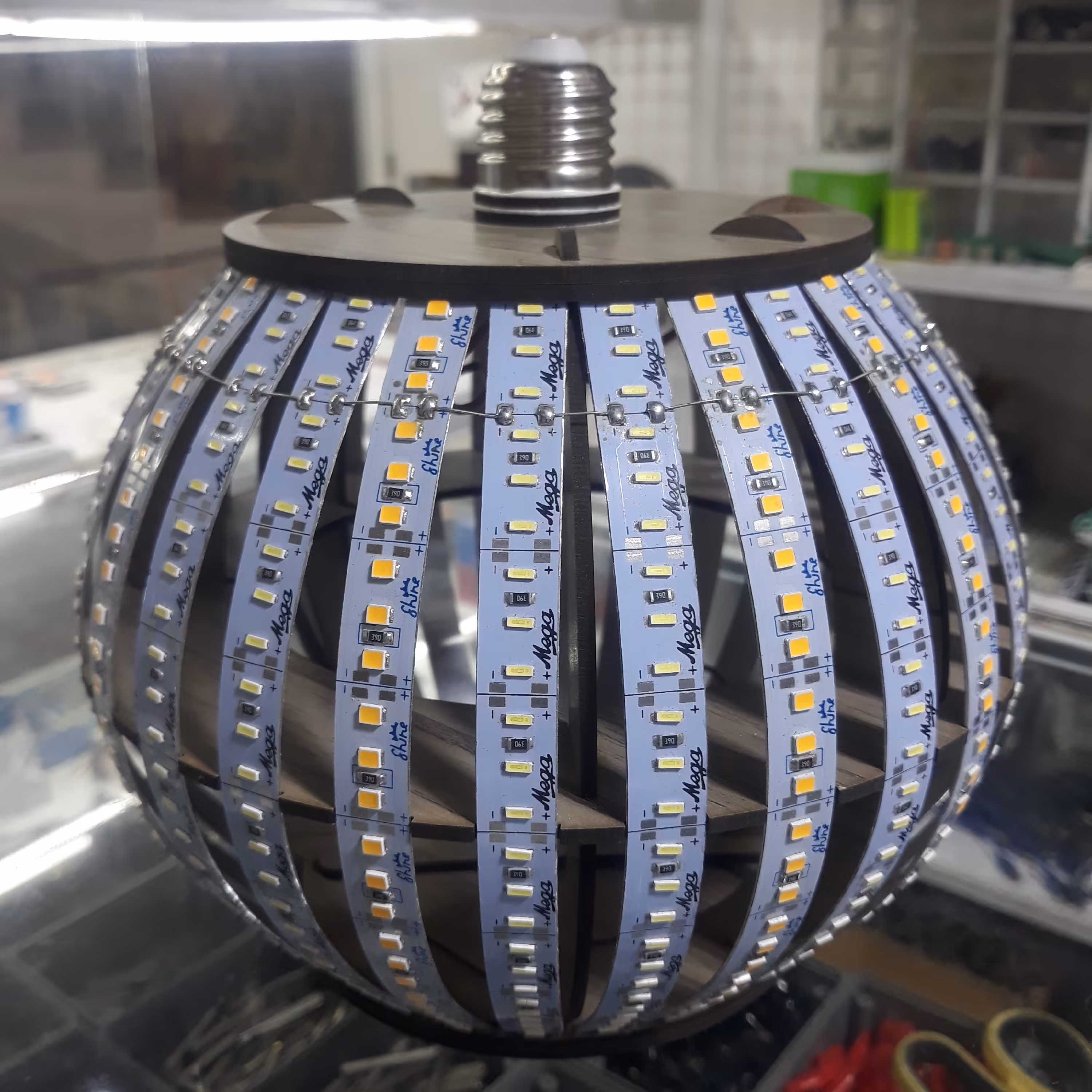 لامپ توپی دست ساز 40 وات نور در حد لامپ 100 وات نور داره