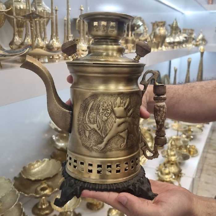 کتری ذغالی برنجی یا کتری شکاری برنجی مدل آنتیک بسیار زیبا و سطح کیفیتی درجه یک و مناسب استفاده دائم و قابل شستشو 