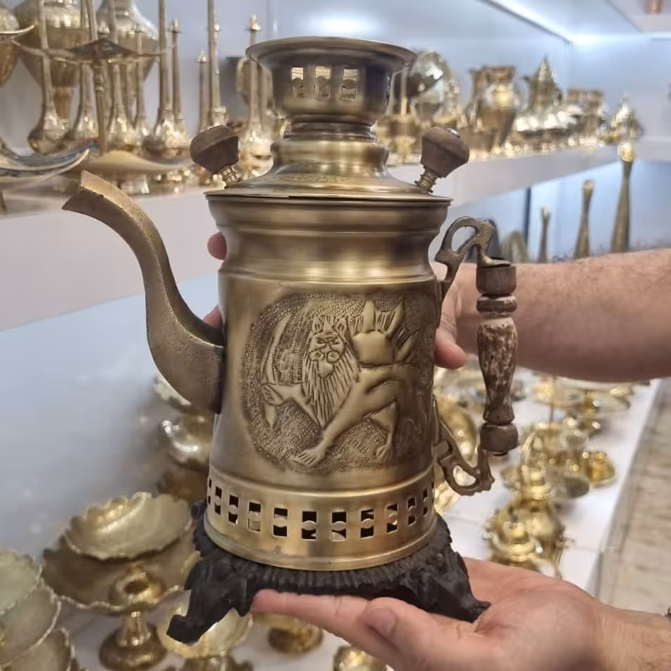 کتری ذغالی برنجی یا کتری شکاری برنجی مدل آنتیک بسیار زیبا و سطح کیفیتی درجه یک و مناسب استفاده دائم و قابل شستشو 