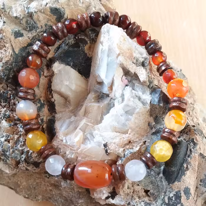 دستبند عقیق اصل عقیق سفید و زرد و سرخ و مهره های چوبی زیبا و اصل با خواص با خواص بسیار عقیق