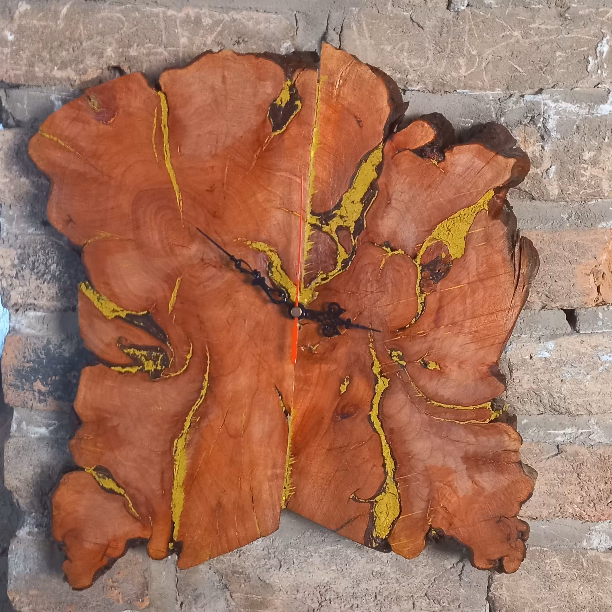 ساعت چوبی دکوری ساخته شده با دست و طرح متفاوت