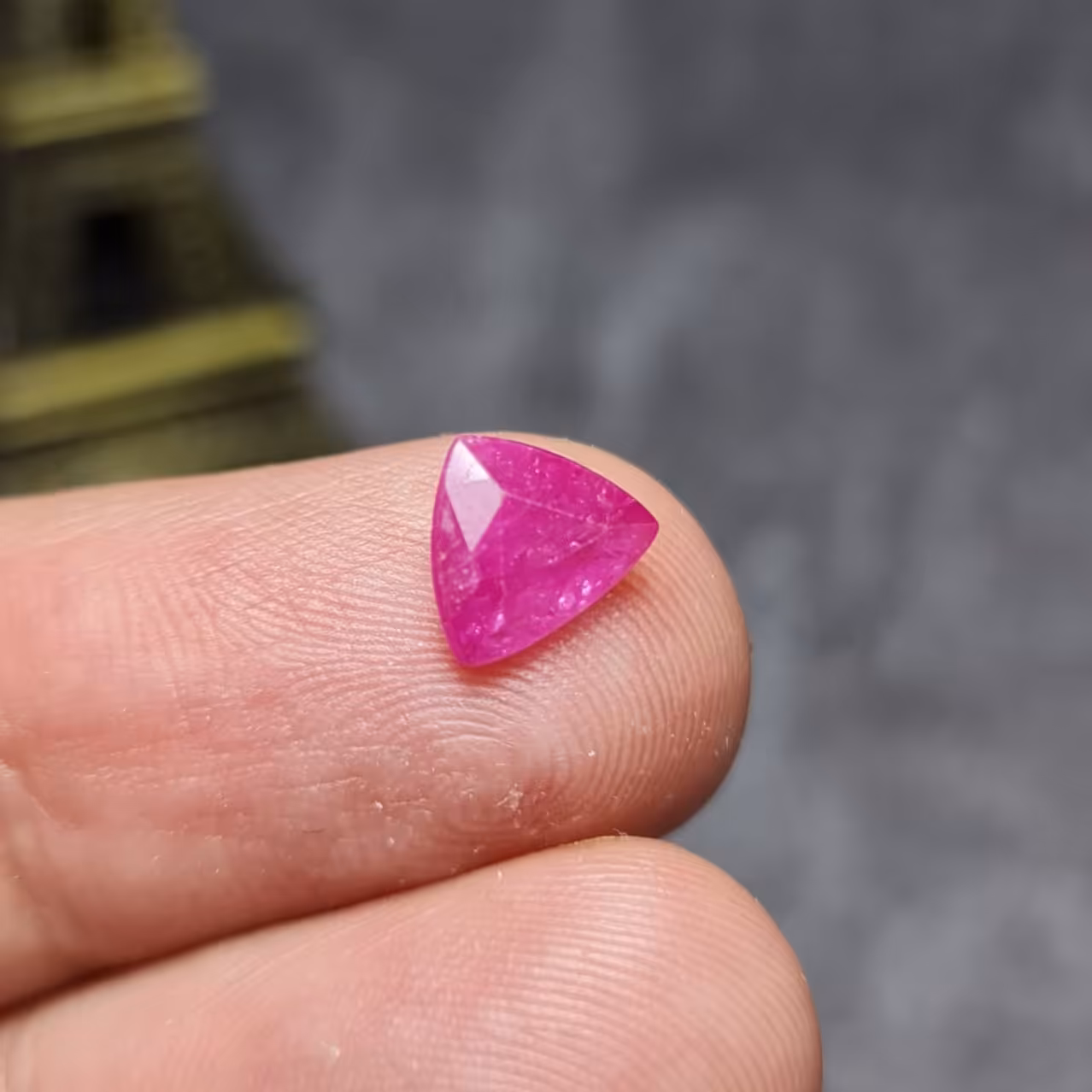  نگین فوق العاده زیبای سنگ یاقوت خوش رنگ آفریقایی معدنی با وزن 1قیراط 
کد  28282
