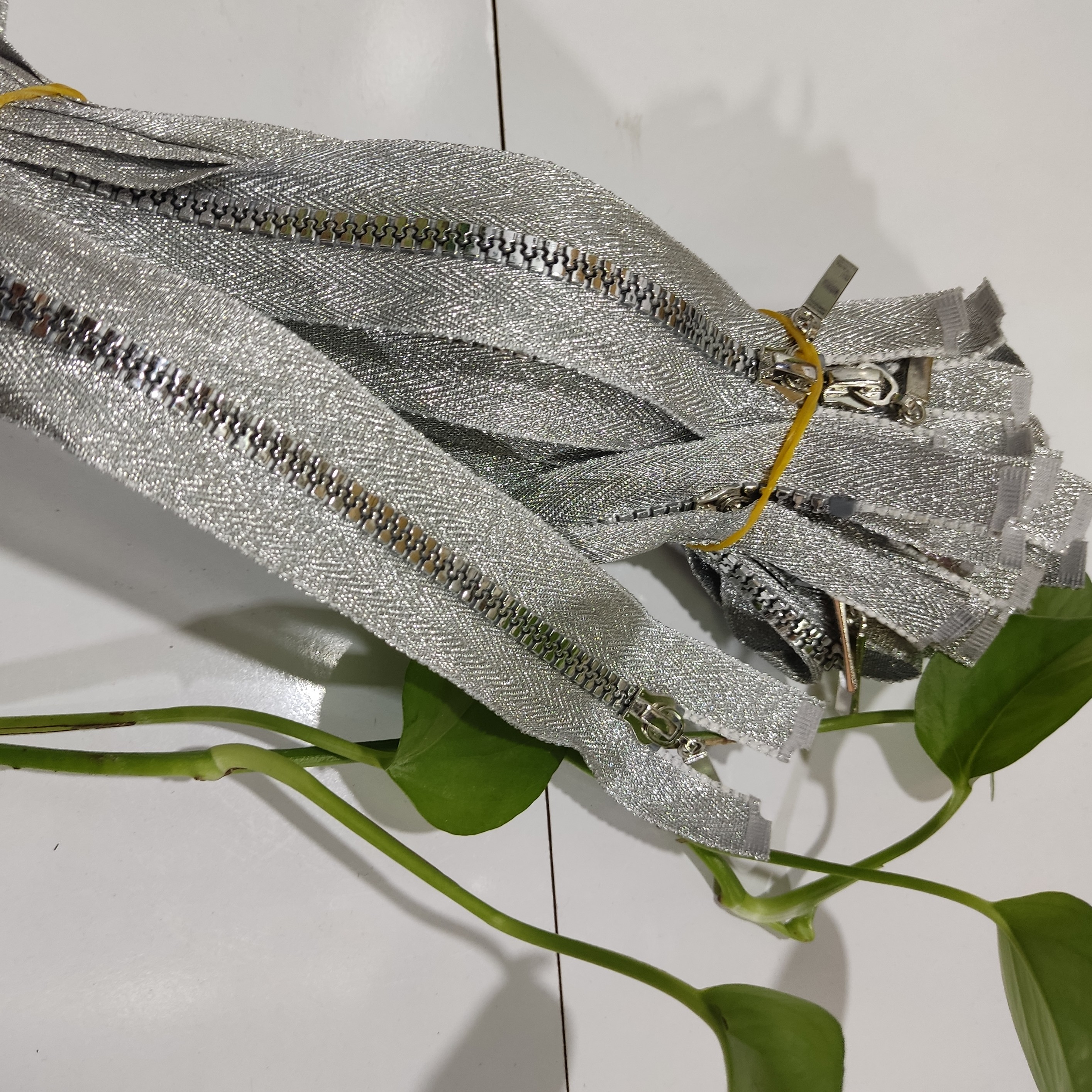 زیپ شلوار و لباس