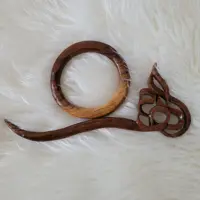 پین موی اسم الهام همراه حلقه گرد چوبی دستساز چوبی گالری  
