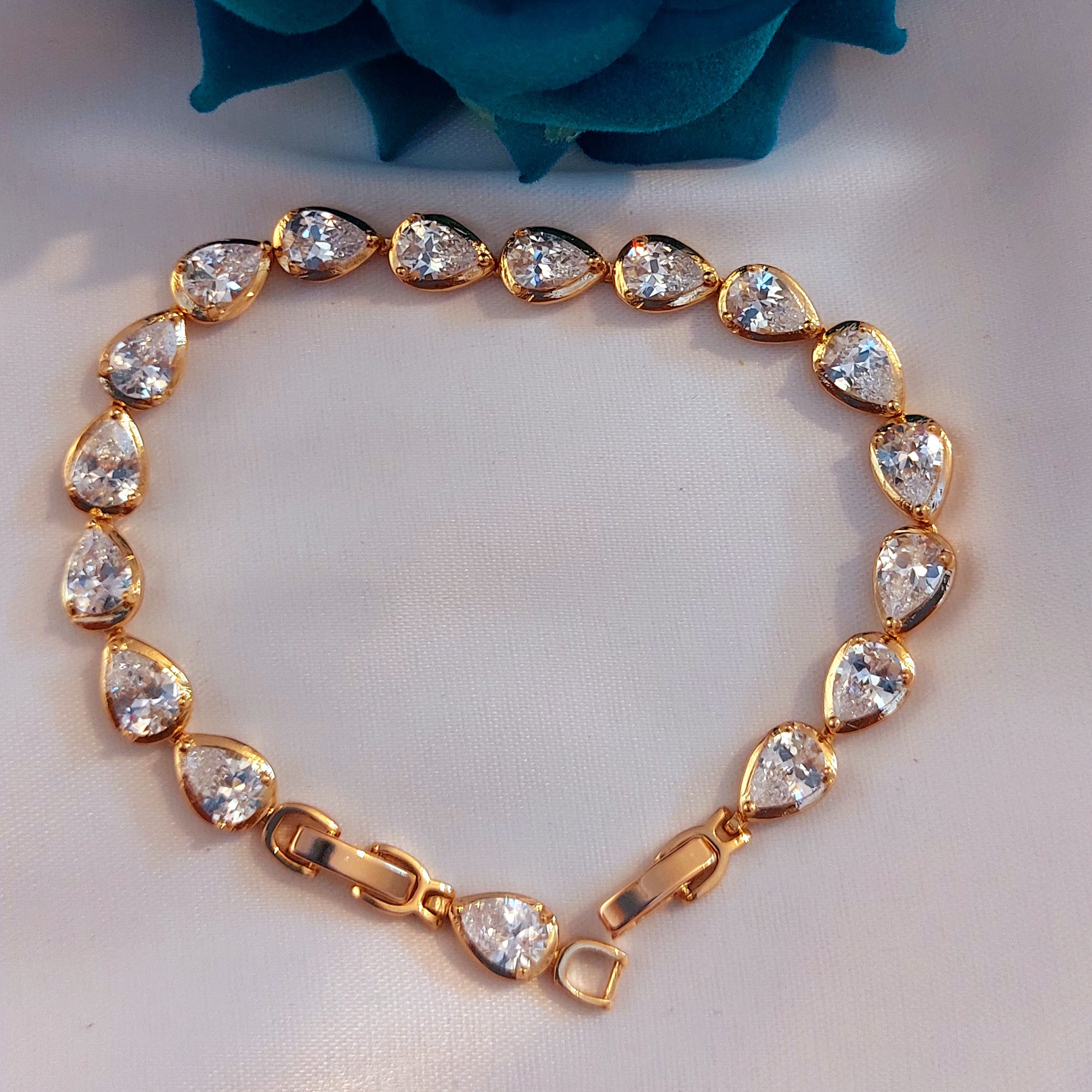 دستبند ژوپینگ قفل ساعتی با نگین کاری طرح الماس 