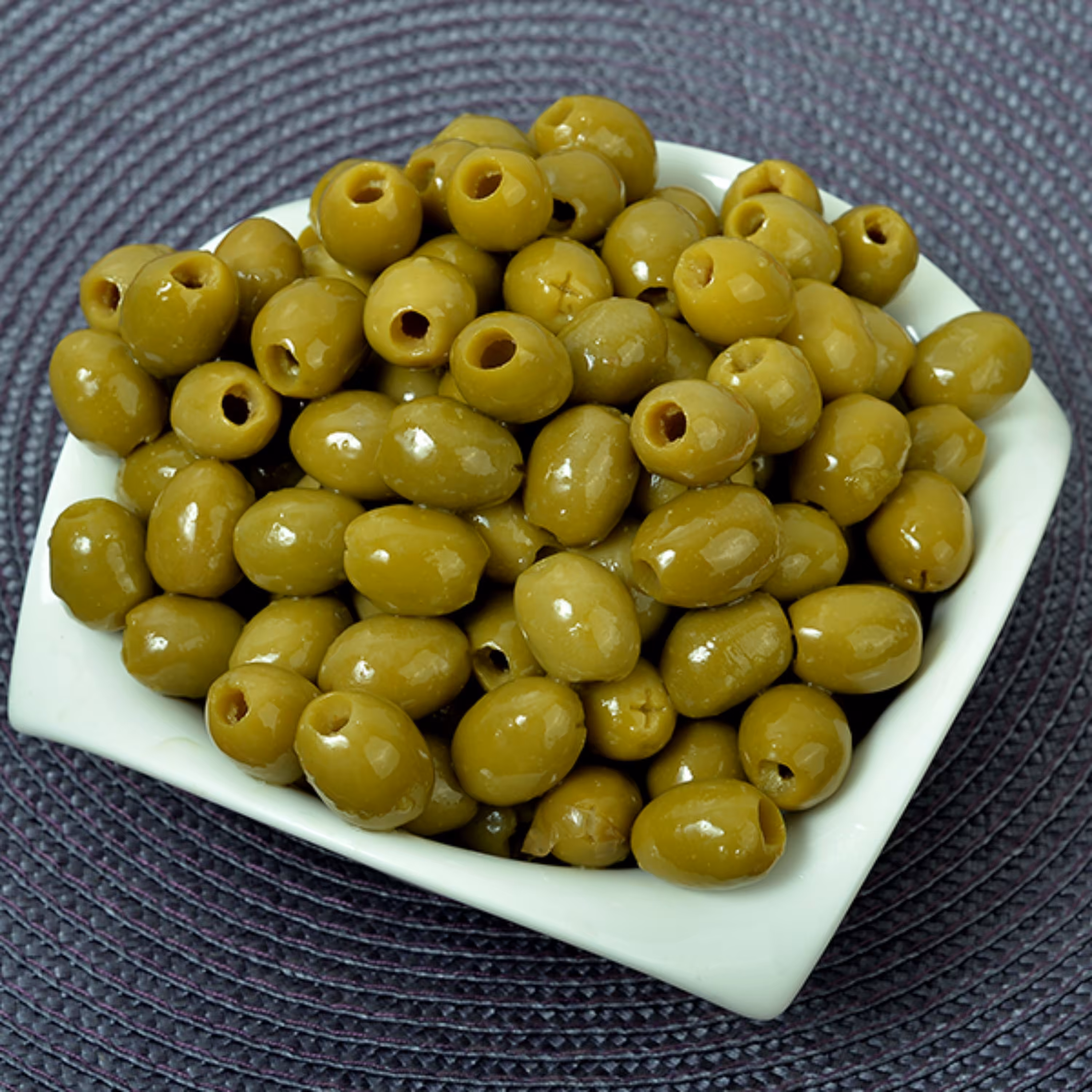 زیتون بی هسته ی درجه یک به صورت فله ای و بسته بندی