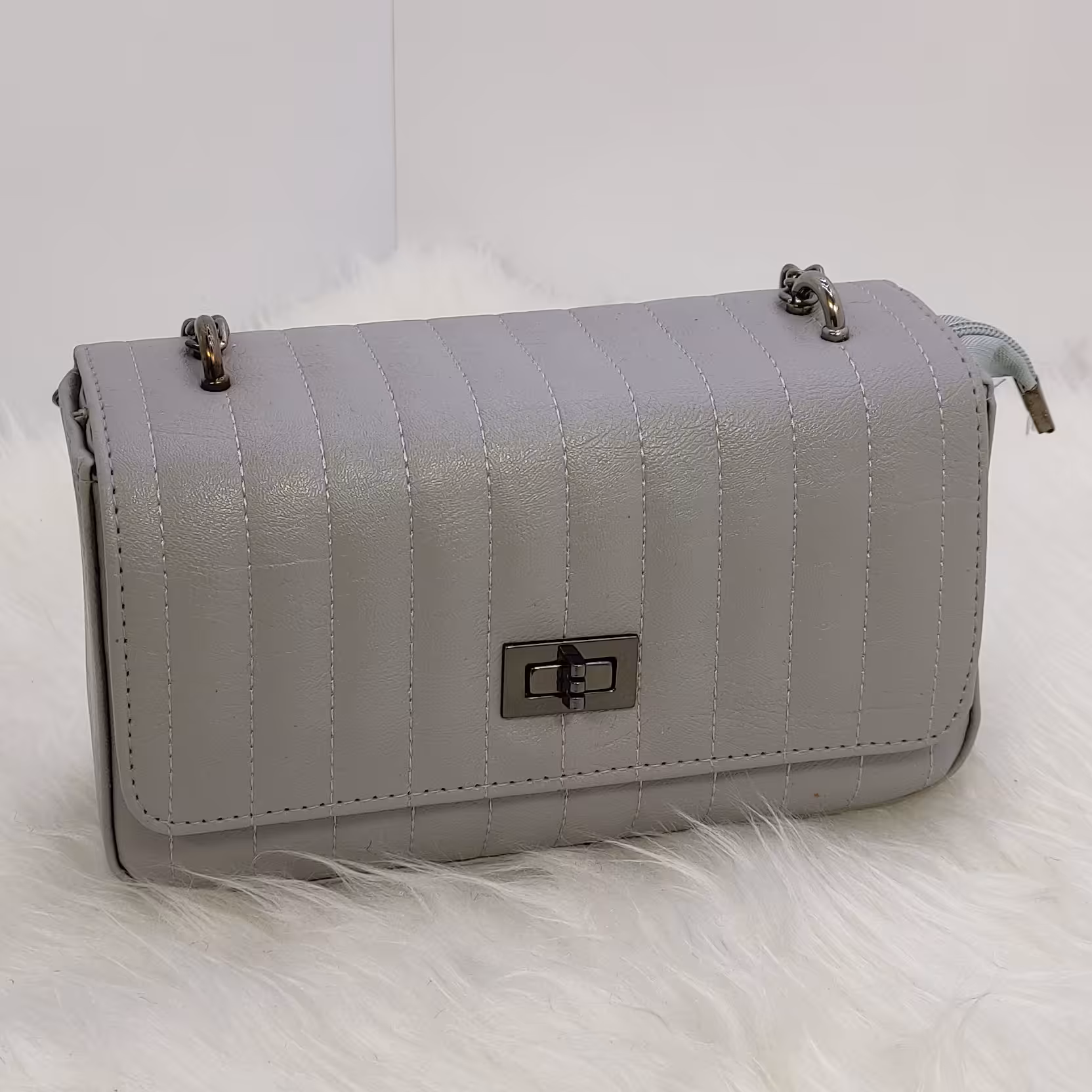 کیف پاسپورتی تک رنگ دارای بند بلند  ابعاد 24*12