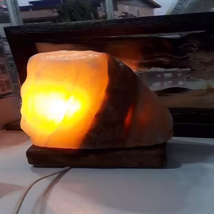 آباژور یا چراغ خواب دکوری سنگ نمک طرح صخره یا سو سو ارتفاع 25 سانتیمتر