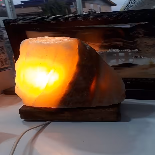 آباژور یا چراغ خواب دکوری سنگ نمک طرح صخره یا سو سو ارتفاع 25 سانتیمتر