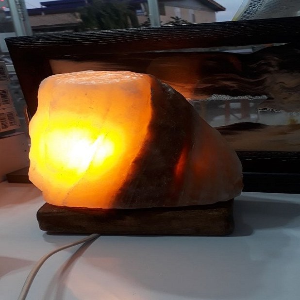آباژور یا چراغ خواب دکوری سنگ نمک طرح صخره یا سو سو ارتفاع 25 سانتیمتر