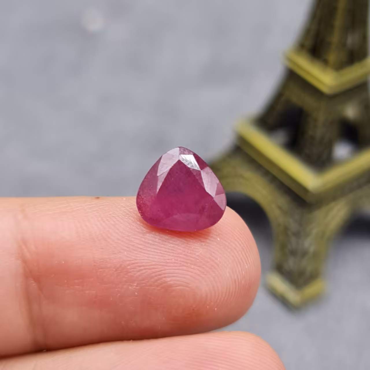  نگین فوق العاده زیبای سنگ یاقوت سرخ معدنی با وزن 4 قیراط 
کد 28458
