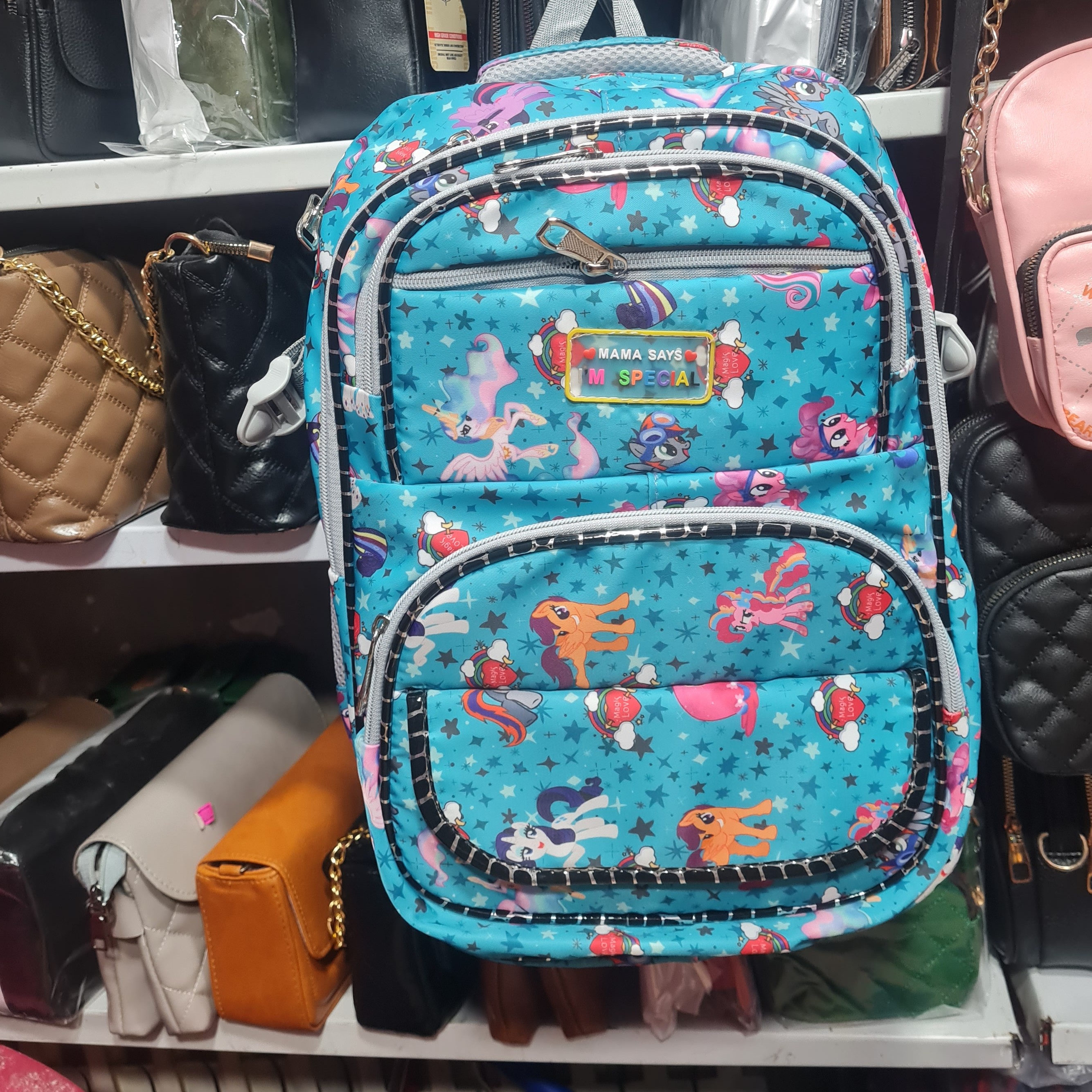 کوله ترک وارداتی پشت طبی درجه یک بابهترین کیفیت دوخت وزیپ خارجی استرخارجی قابل شستشو میباشد تمام داخل کیف سرروکش شده