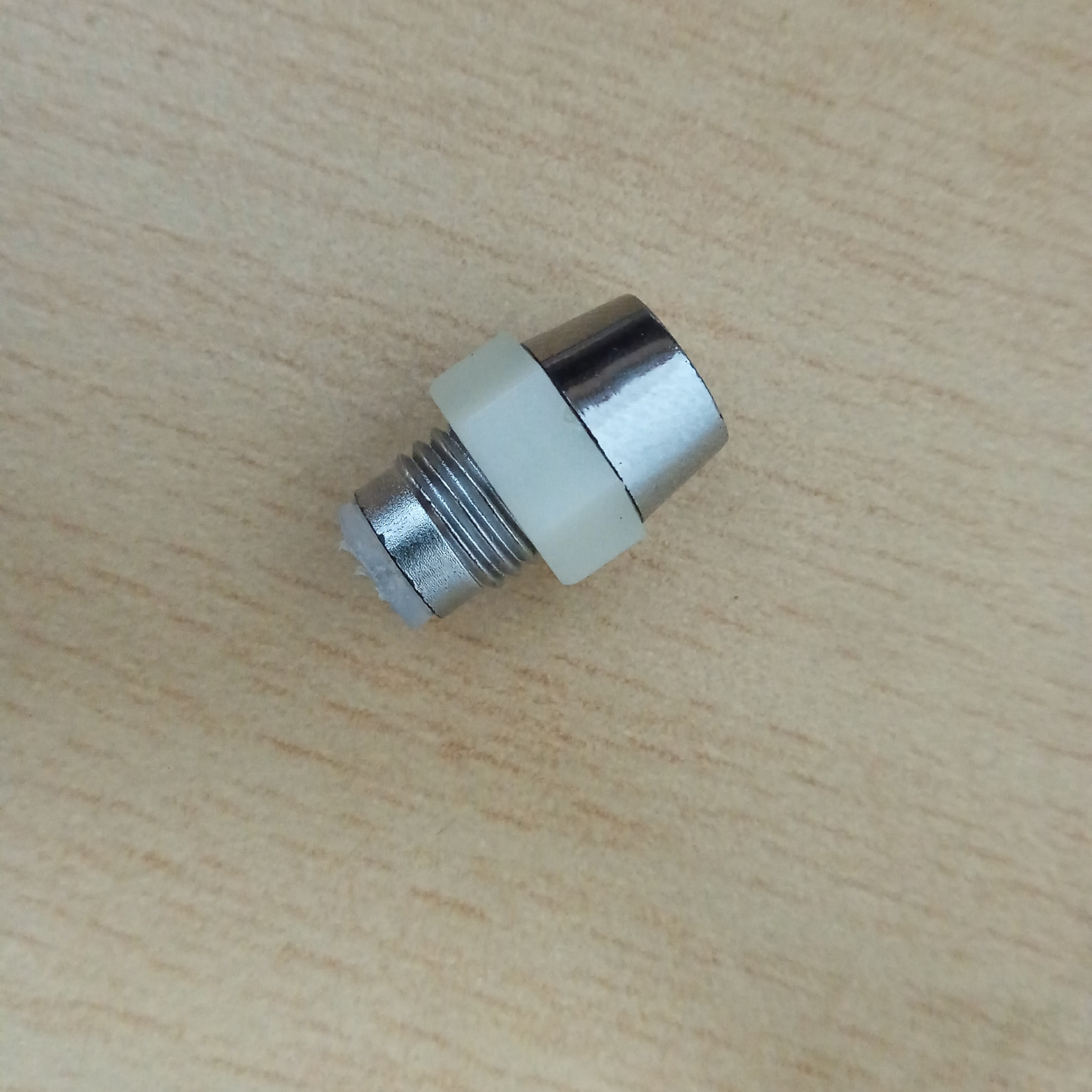 حفاظ یا سری ال ای دی. جنس پلاستیکی درجه1. ضدحرارت. قیمت برای هر عدد.