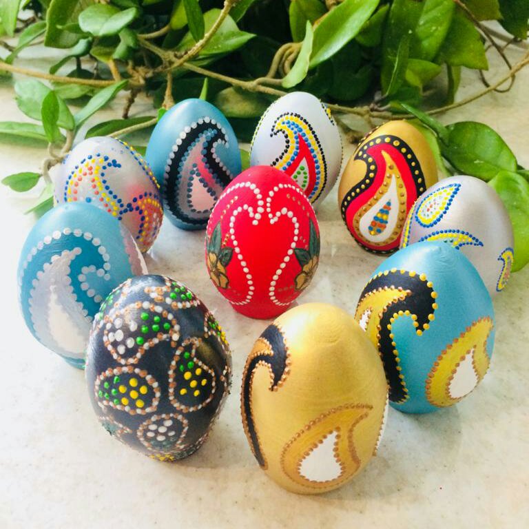 تخم مرغ سفالی طراحی شده و نقطه کوبی شده