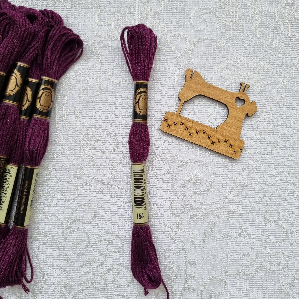 نخ گلدوزی پنگوئن بادمجانی کد 154