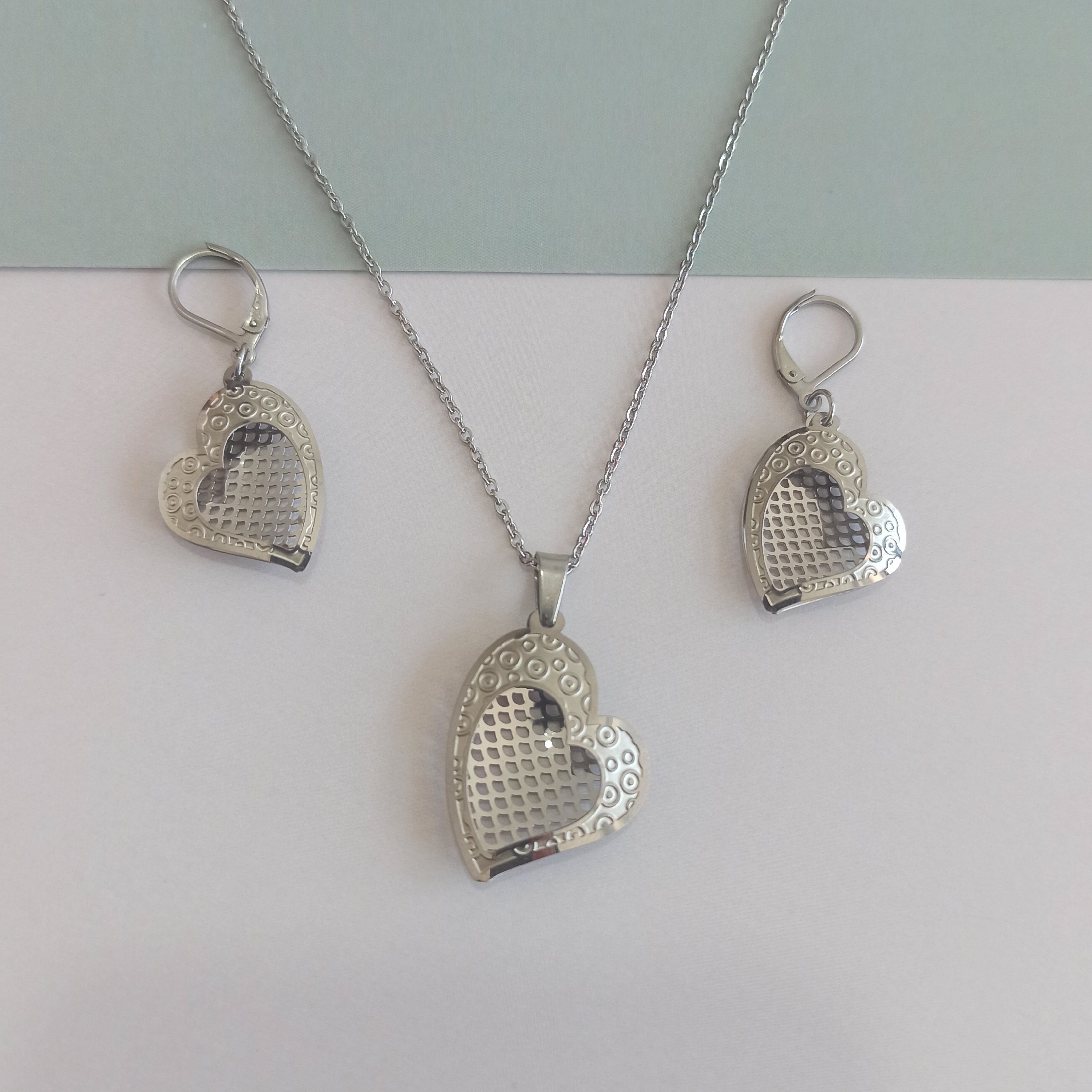 نیم ست طرح قلب رنگ نقره ای ،  استیل طرح طلا ، رنگ ثابت 