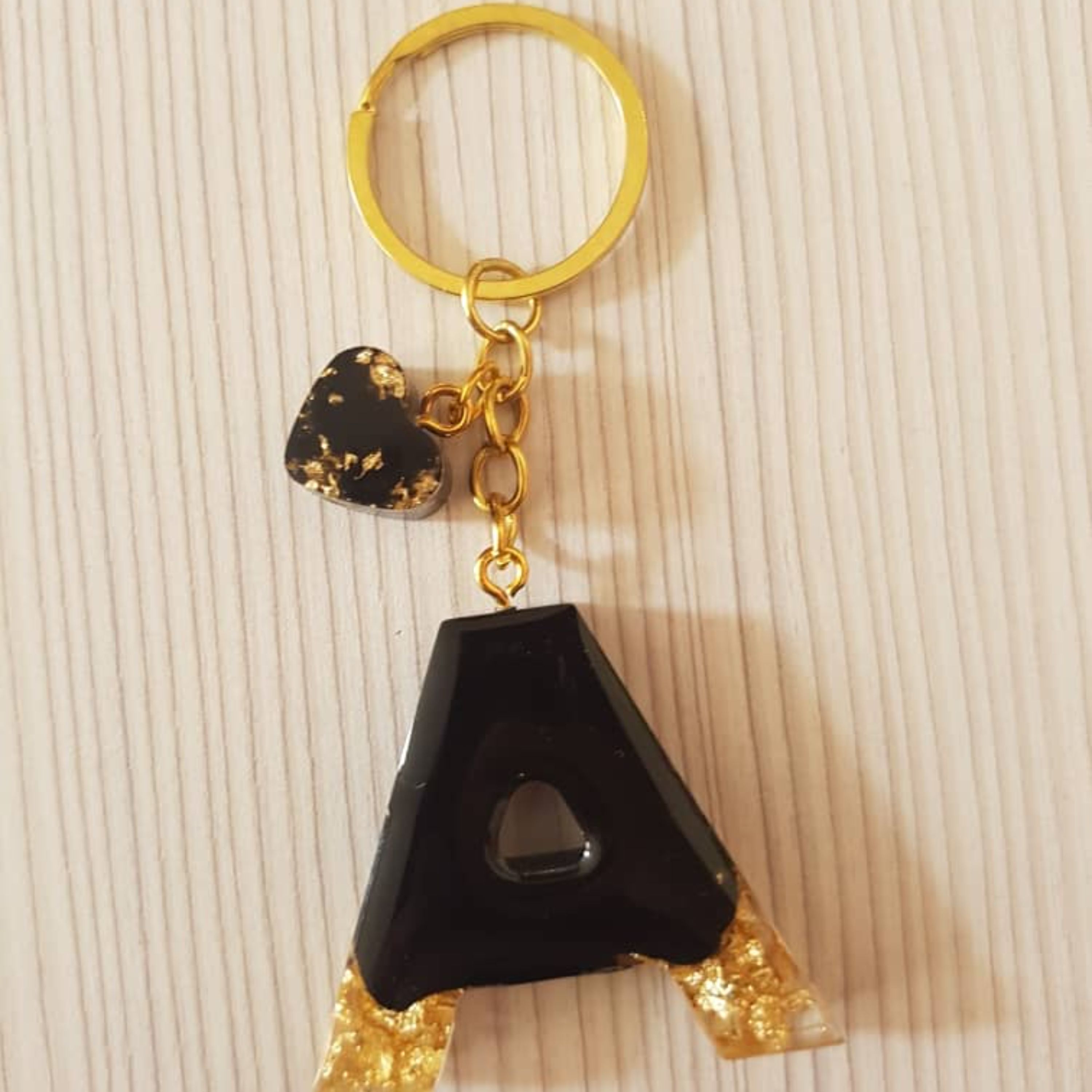 جاکلیدی حرف A مشکی با ورق طلا و قلب