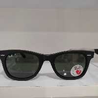عینک آفتابی 
برند Ray ban p wayfarer
فریم و عدسی با کیفیت 
مناسب مردانه و زنانه