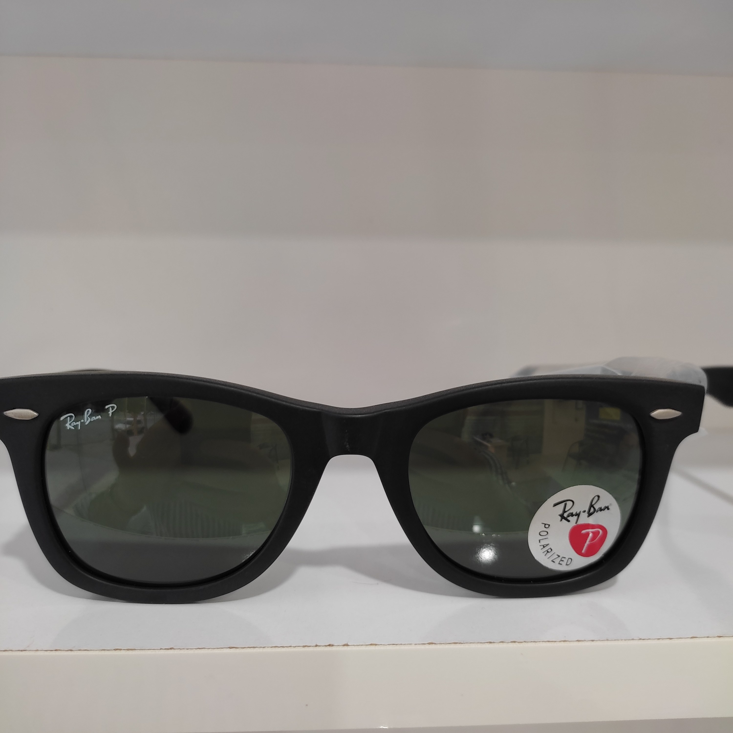 عینک آفتابی
برند Ray ban p wayfarer
فریم و عدسی با کیفیت
مناسب مردانه و زنانه