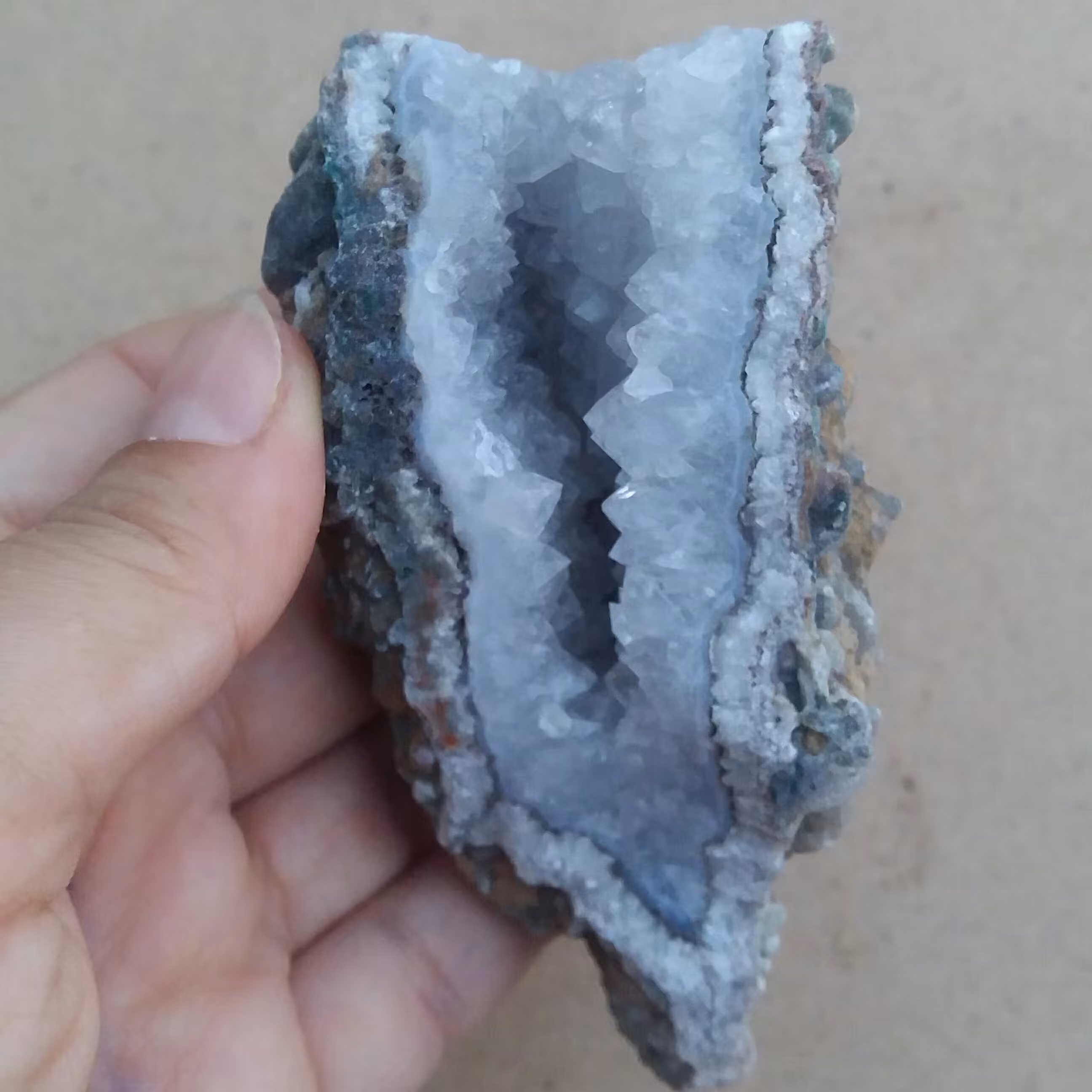 سنگ آمیتیست اصل سفید با بلورهای درخشان آرامش بخش با خواص بسبار مناسب دکور و ویترین طول و عرض سنگ 4 در 7.5 سانته