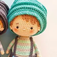عروسک بافتنی،دست بافت،دستبافت،عروسک پسر شیک پوش،عروسک پسر با لباس زمستونی برادرای دو قلو