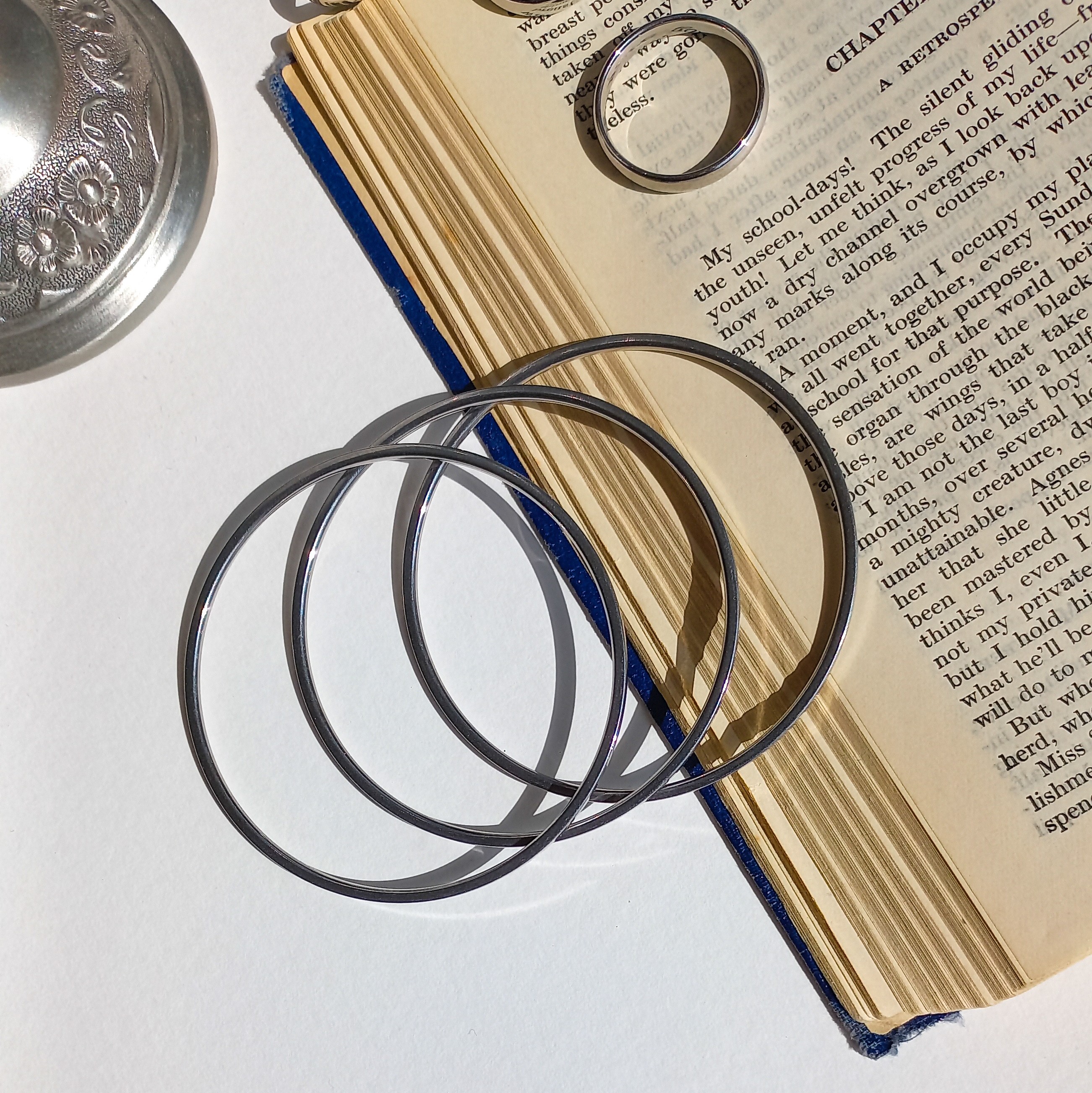 النگوهای استیل نقره ای رنگ ثابت مناسب دور مچ تا  16 سانتی متر