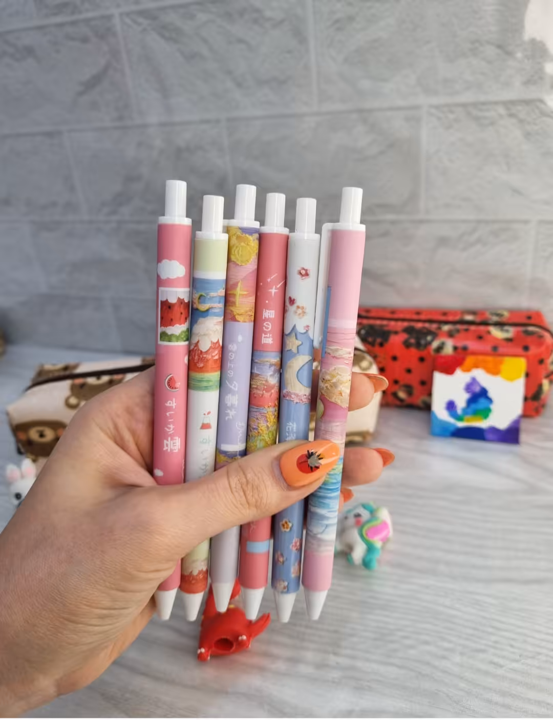 روان نویس کلیکی طرح هنری با جوهر مشکی