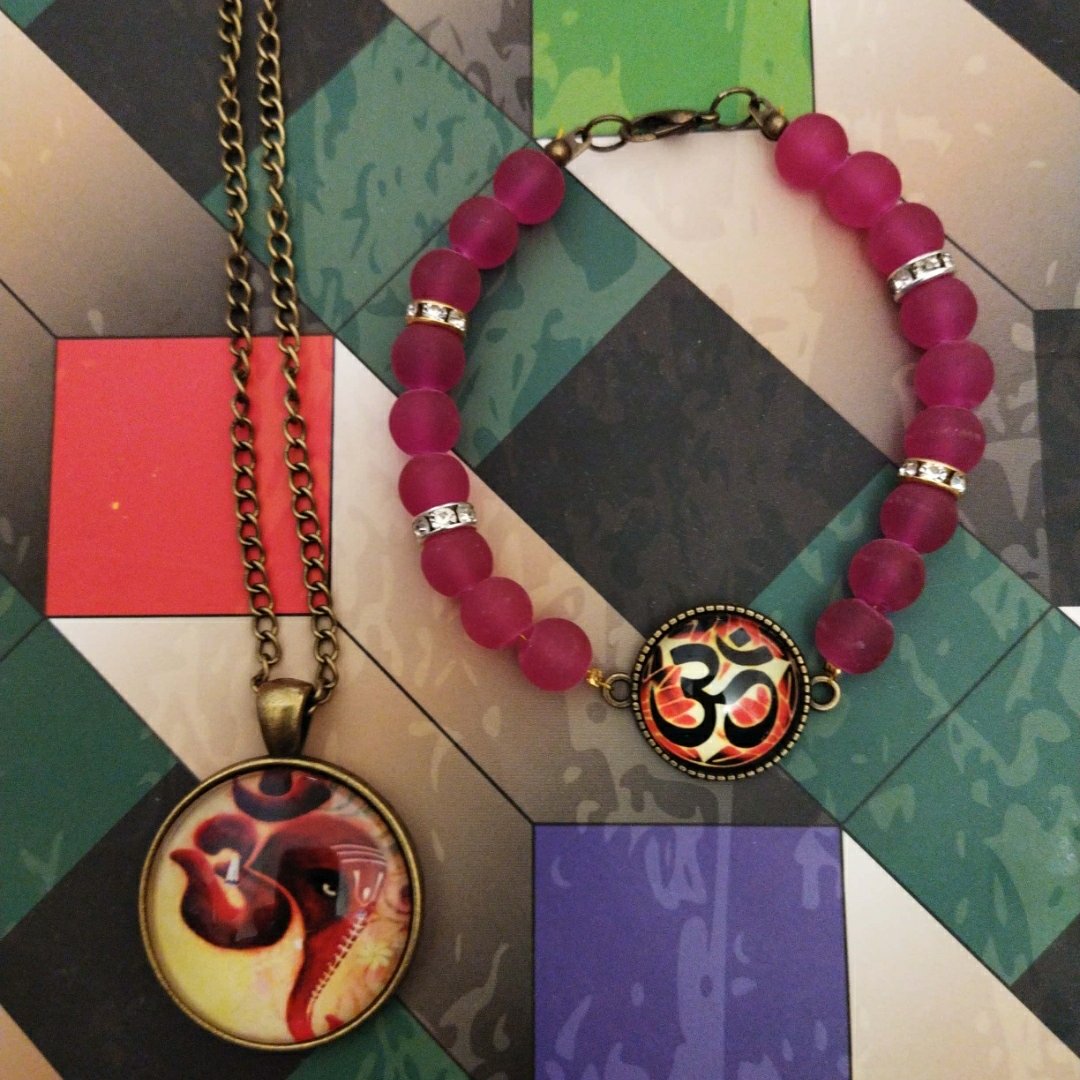 گردبند ودستبند  (نیم ست ) همراه قفل  