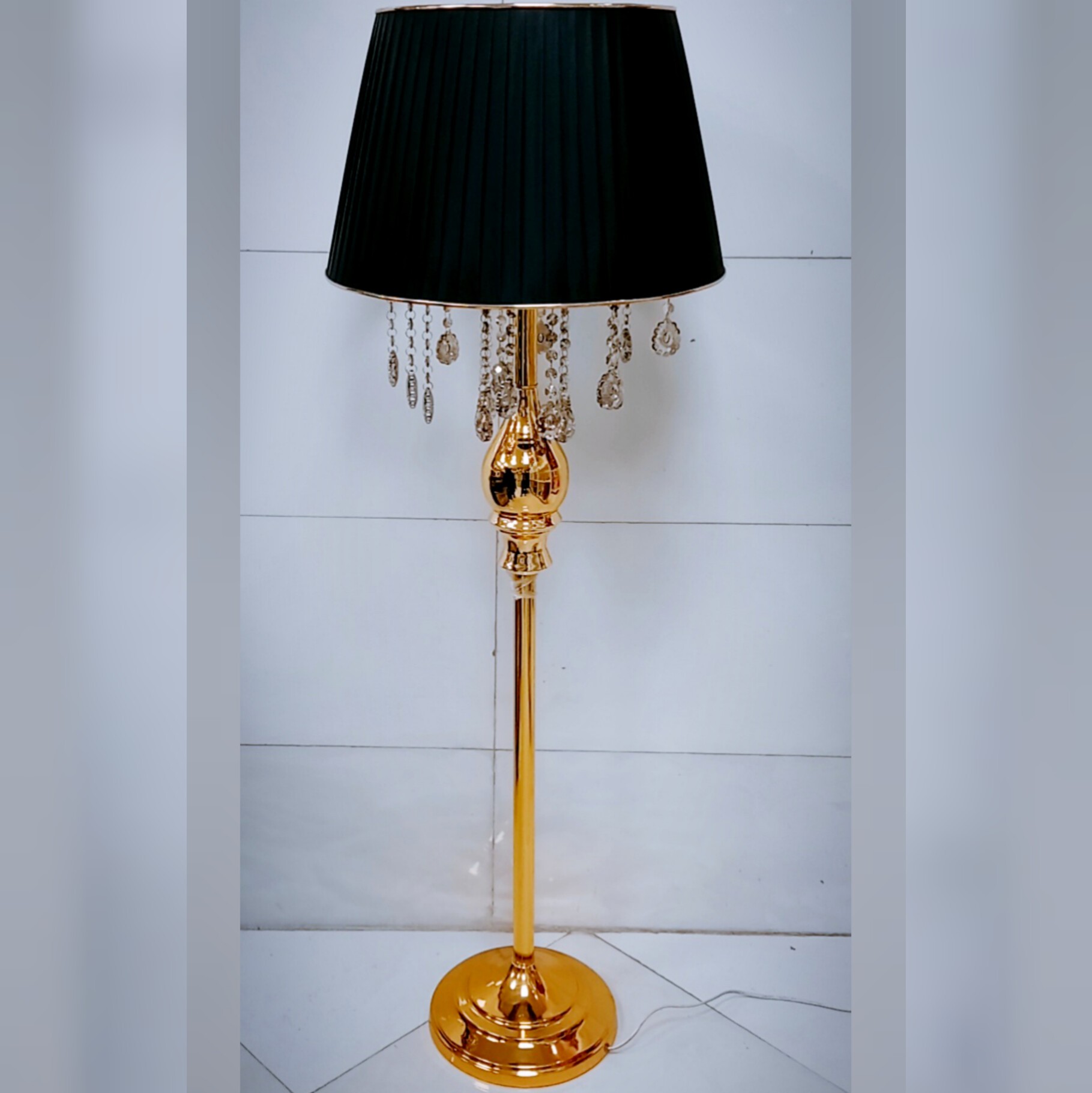 آباژور کنار سالنی مشکی 