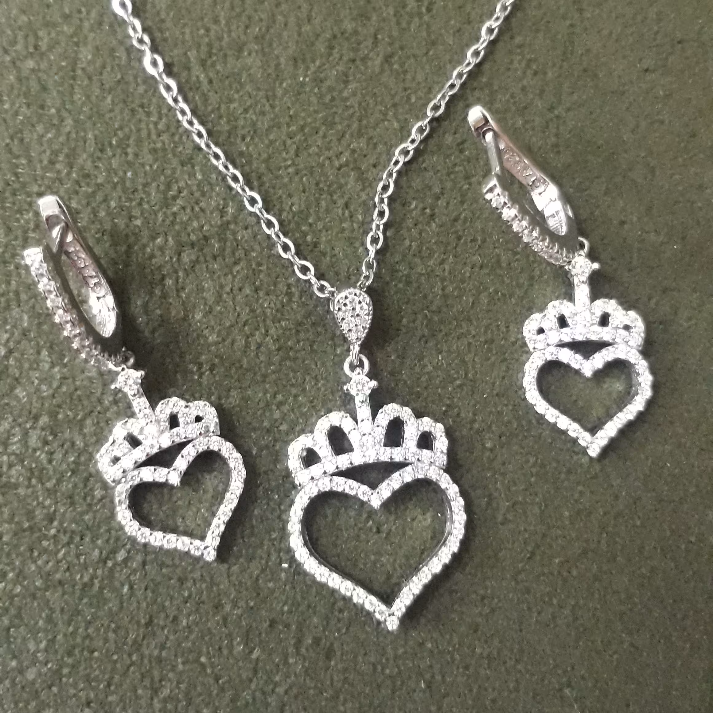 نیم ست نقره( تاج وقلب )عیار 925 روکش رادیوم آبکاری طلاسفید برند GTAظریف وشیک وزیبا 