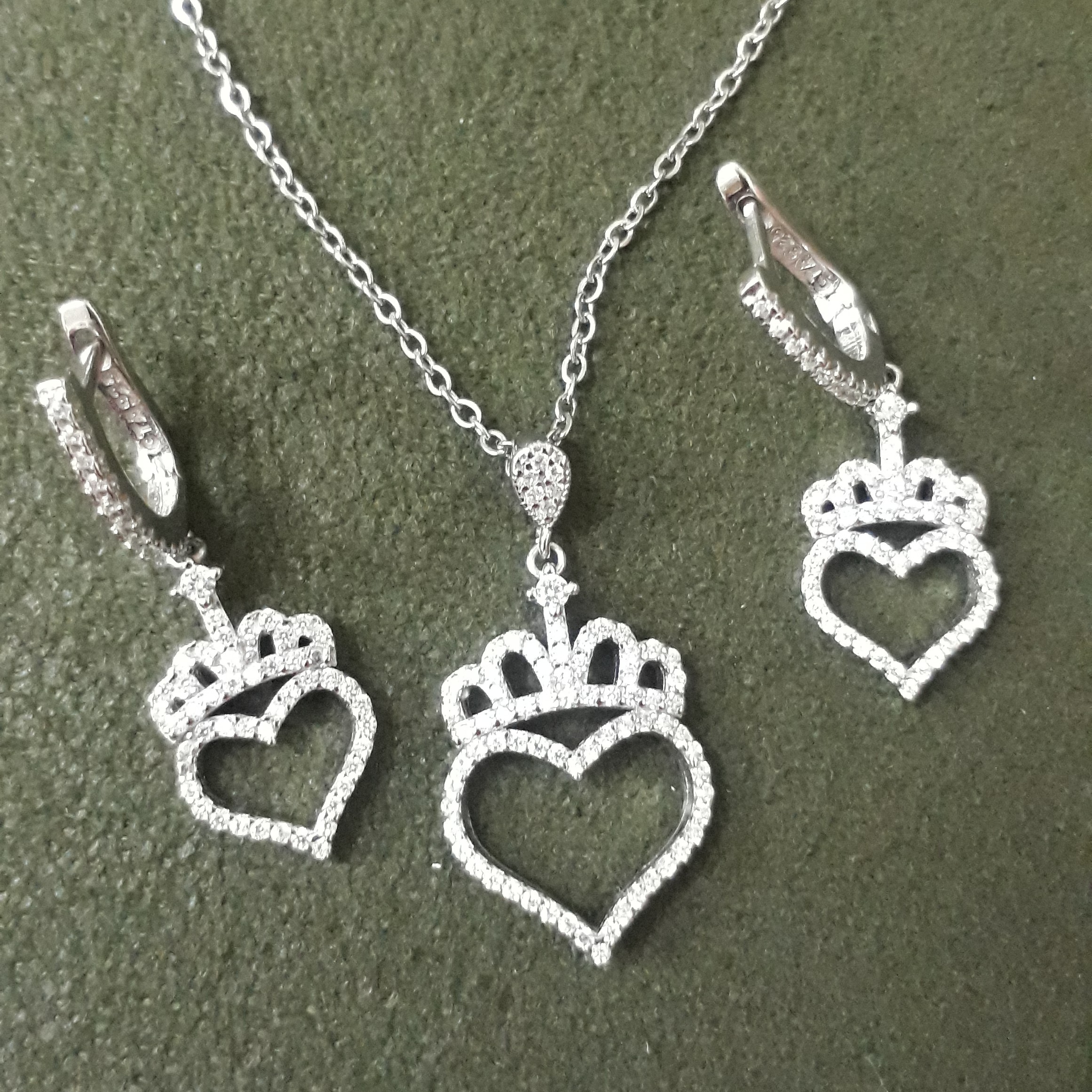 نیم ست نقره( تاج وقلب )عیار 925 روکش رادیوم آبکاری طلاسفید برند GTAظریف وشیک وزیبا 