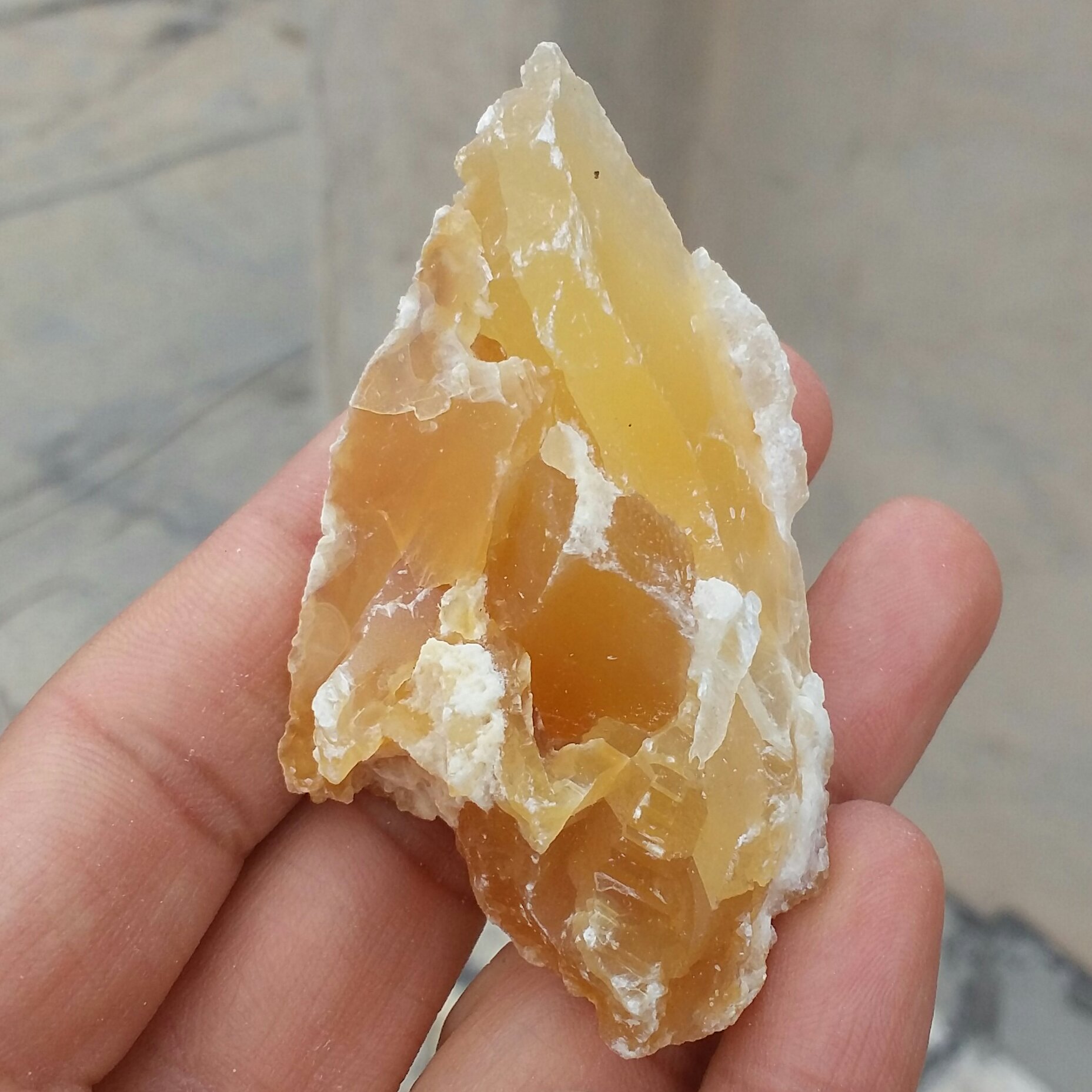 نمونه فوق کلکسیونی سنگ راف ژیپس عسلی پرتغالی کمیاب
 100 در 100 طبیعی شاااهکار خلقت
کد 9911