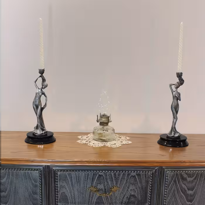 شمعدان رومیزی الومینیومی آنتیک طرح بانو(مجسمه دختر)  مدل RP 2616